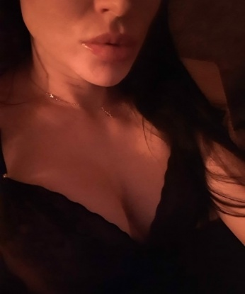 Я готова разделить с тобой незабываемые моменты, и стать твоей настоящей фантазией. Мои услуги разнообразны и опытны: от классического массажа до игр с фетишем. Ты можешь рассчитывать на открытый разговор, юмор и взаимное уважение во время нашей встречи. Фото в профиле настоящие, и мои клиенты всегда остаются довольными. Живу в Москве, так что можем встретиться у меня или в отеле – выбор за тобой. Обещаю, ты не пожалеешь! 😘 274, 36 лет